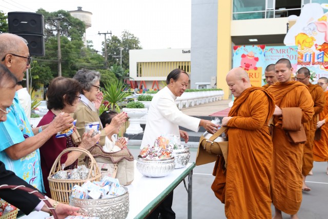 มหาวิทยาลัยราชภัฏเชียงใหม่จัดพิธีทำบุญตักบาตร ต้อนรับพุทธศักราช 2562