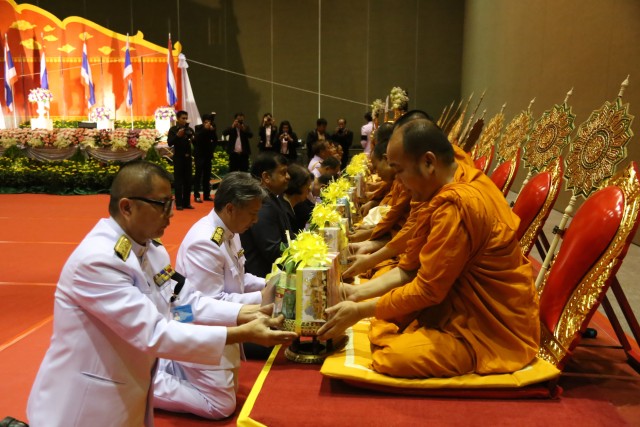 คณะผู้บริหาร มร.ชม. ร่วมพิธีวางพวงมาลาถวายราชสักการะ รัชกาลที่ 4                                              เนื่องในวันพระบาทสมเด็จพระจอมเกล้าเจ้าอยู่หัว ประจำปี 2560 