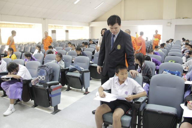  รศ.น.สพ.ศุภชัย ศรีธิวงค์ รองอธิการบดี มร.ชม. ให้เกียรติเป็นประธานเปิดการสอบ “ธรรมศึกษาชั้นตรี โท เอก” ประจำปี 2558