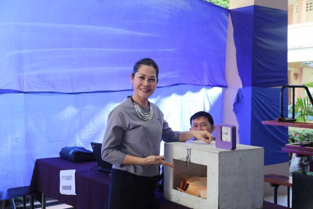 เริ่มแล้ว เลือกตั้งกรรมการสภามหาวิทยาลัยจากคณาจารย์ประจำของ  มหาวิทยาลัยราชภัฏเชียงใหม่    เชิญชวนคณาจารย์ผู้มีสิทธิ์ร่วมลงคะแนน 1 ธ.ค.2560 ตั้งแต่เวลานี้ – 15.00 น.  บริเวณด้านหน้าสำนักงานอธิการบดี