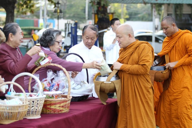 ชาวราชภัฏเชียงใหม่ ร่วมทำบุญตักบาตร เนื่องในวาระดิถีขึ้นปีใหม่ 2559