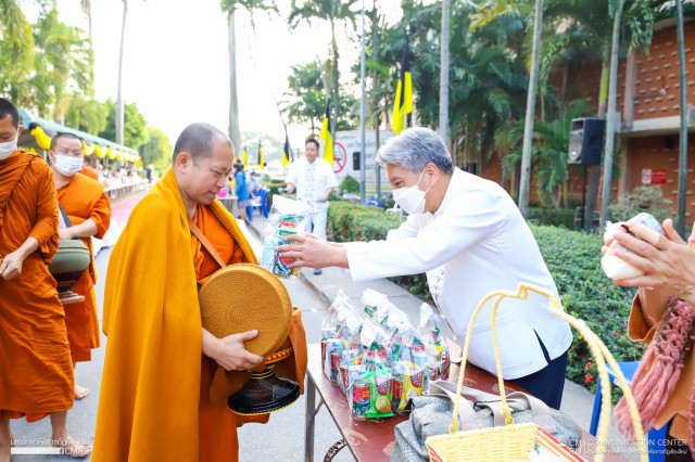 ม.ราชภัฏเชียงใหม่ จัดพิธีทำบุญตักบาตร เนื่องในวันขึ้นปีใหม่ พุทธศักราช 2566