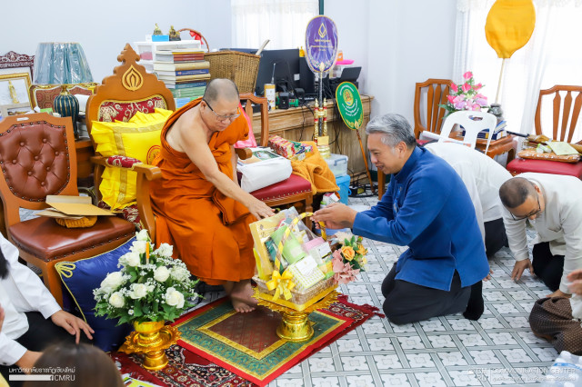 คณะผู้บริหารมหาวิทยาลัยราชภัฏเชียงใหม่ เข้าสักการะและขอพรปีใหม่พระสงฆ์ทรงสมณศักดิ์ พระเถรานุเถระในจังหวัดเชียงใหม่ และจังหวัดลำพูน เนื่องในวันขึ้นปีใหม่พุทธศักราช 2568 (วันที่ 1)