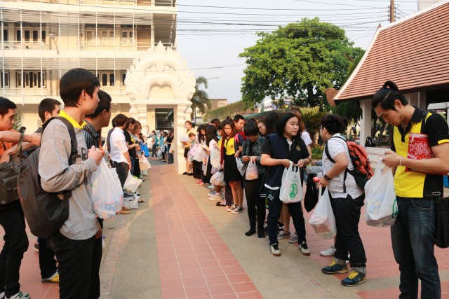 ทำบุญตักบาตร นศ.ภาคพิเศษ