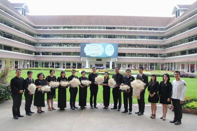 ราชภัฏเชียงใหม่ ส่งมอบดอกดารารัตน์ให้จังหวัดเชียงใหม่ จำนวน 6,999 ดอก