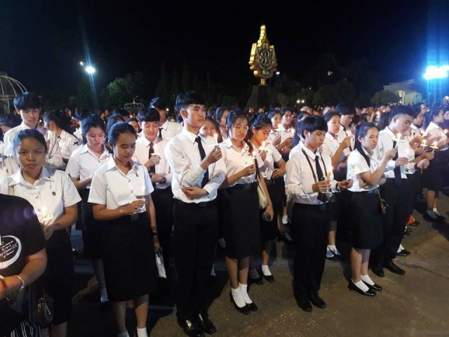 นศ.ราชภัฏรวมพลังชาวเชียงใหม่ร่วมพิธีจุดเทียนถวายอาลัย  น้อมรำลึกพระมหากรุณาธิคุณ รัชกาลที่ 9