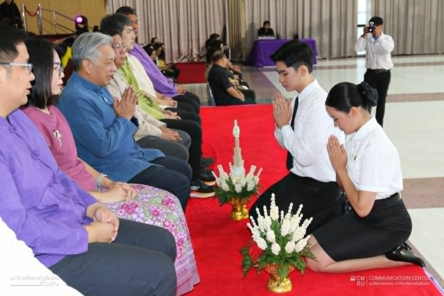 สโมสรนักศึกษาคณะครุศาสตร์ มร.ชม. จัดพิธี “สู่ข้าวเอาขวัญนักศึกษาใหม่ น้อมปวารณาตัวเป็นศิษย์ อ้อมอกพวงคราม” พิธีกรรมอันทรงคุณค่า จากรุ่นสู่รุ่น