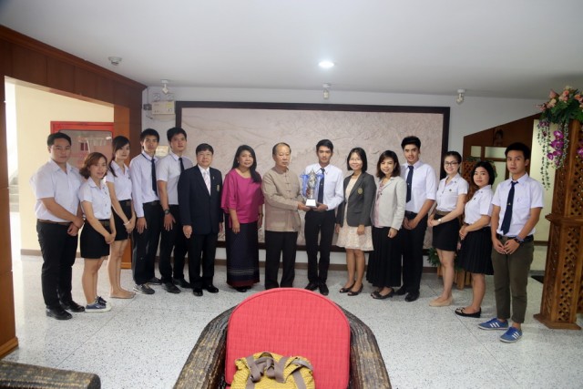 อธิการบดี ต้อนรับ นศ.ถ้วยพระราชทานสมเด็จพระบรมราชินีนาถ รางวัลแกะสลักผัก ผลไม้ ผสานงานใบตอง และดอกไม้สด ครั้งที่ 17