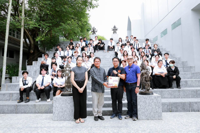 นักศึกษาสาขาวิชาศิลปะและการออกแบบ มร.ชม.  ศึกษาแหล่งเรียนรู้ศิลปะบูรณาการ รับแรงบันดาลใจจากศิลปินแห่งล้านนา