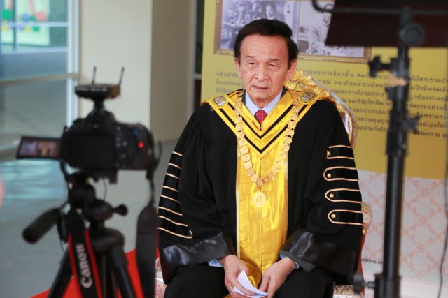 นายกสภามหาวิทยาลัยพร้อมคณะผู้บริหาร มร.ชม.  ร่วมกล่าวแสดงความยินดีบัณฑิตรั้วดำเหลือง รุ่นที่ 40
