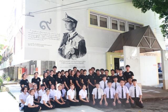 ศิลปกรรม รั้วดำเหลือง บรรจงวาดพระบรมสาทิสลักษณ์รัชกาลที่ ๙  น้อมนำพระบรมราโชวาทเป็นแนวทางสรรสร้างงานศิลปะ(มีลิงค์รายการโทรทัศน์)