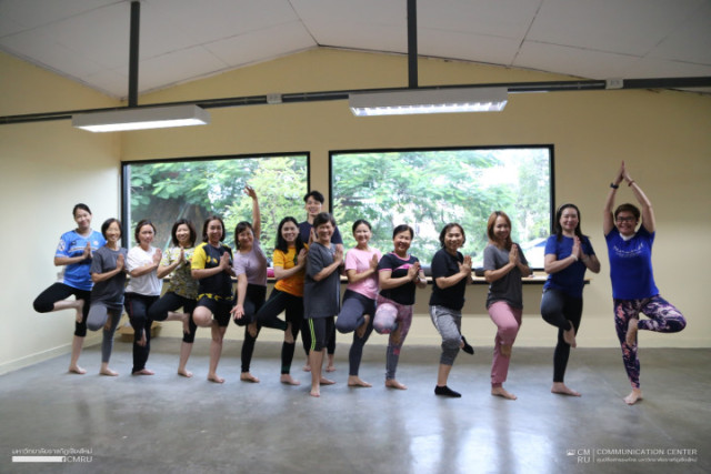 ม.ราชภัฏเชียงใหม่ จัดกิจกรรมโยคะ  ภายใต้โครงการ “CMRU Care : ส่งเสริมสุขภาพบุคลากร” สู่การเป็นองค์กรแห่งความสุข