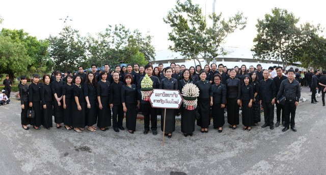 คณะผู้บริหาร คณาจารย์และบุคลากร มร.ชม. เข้าร่วมขบวนและประกอบพิธีถวายเครื่องราชสักการะ พร้อมด้วยการจุดเทียนถวายความอาลัย เนื่องในวโรกาสมหามงคลเฉลิมพระชนมพรรษา 5 ธันวามหาราช