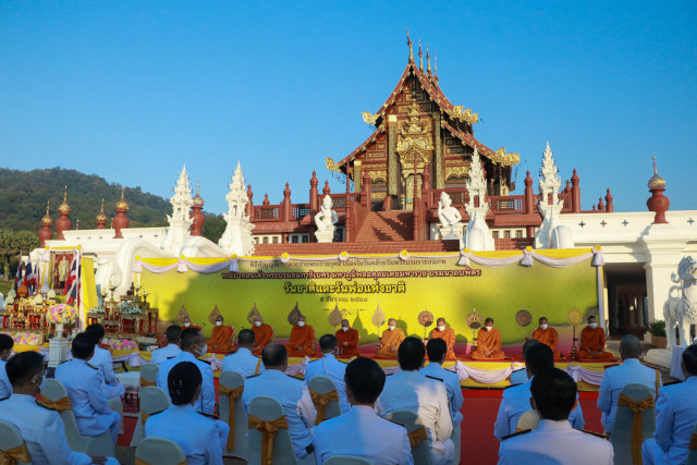 ผู้บริหาร และบุคลากรมหาวิทยาลัยราชภัฏเชียงใหม่ ร่วมพิธีทำบุญตักบาตร และถวายพานพุ่ม  เนื่องในวันคล้ายวันพระบรมราชสมภพพระบาทสมเด็จพระบรมชนกาธิเบศร มหาภูมิพลอดุลยเดชมหาราช บรมนาถบพิตร