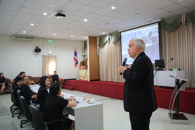 อัครราชทูตที่ปรึกษา สหรัฐอเมริกาประจำประเทศไทย ร่วมถ่ายทอดประสบการณ์แก่นักศึกษารั้วดำ – เหลือง