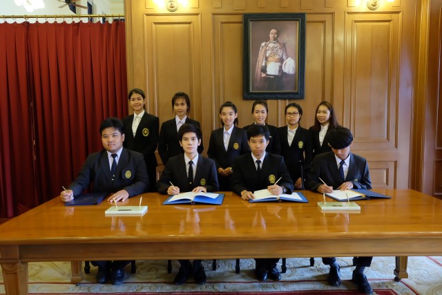 สภานักศึกษา  มร.ชม. ร่วมลงนามถวายพระพรพระบาทสมเด็จพระเจ้าอยู่หัว