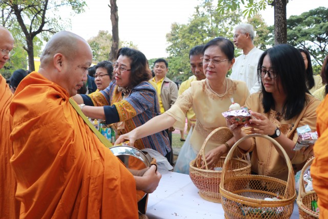 ผู้บริหาร มร.ชม. ร่วมตักบาตรเนื่องในวันคล้ายวันเฉลิมพระชนมพรรษา ของพระบาทสมเด็จพระปรมินทรมหาภูมิพลอดุลยเดช บรมนาถบพิตร