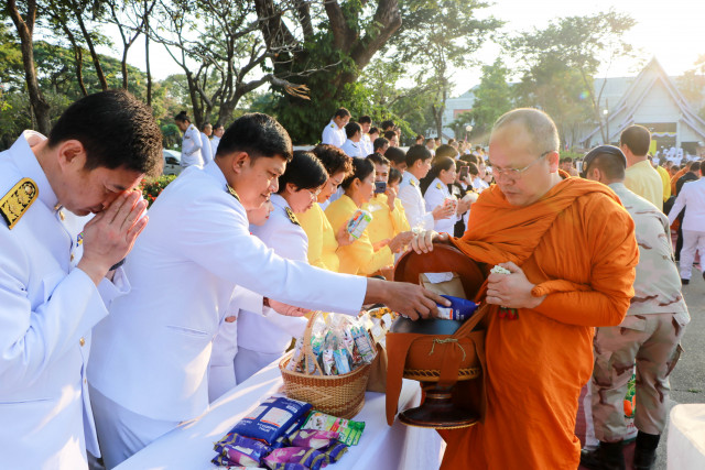 คณะผู้บริหาร คณาจารย์ และบุคลากรมหาวิทยาลัยราชภัฏเชียงใหม่  ร่วมพิธีทำบุญตักบาตรพระสงฆ์ 89 รูป และพิธีวางพานพุ่มถวายราชสักการะ เนื่องในวันพ่อแห่งชาติ 5 ธันวาคม 2562