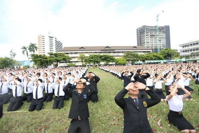 นักศึกษาน้องใหม่ 5,000 คน ร่วมอัญเชิญตราพระราชลัญจกร พร้อมปฏิญาณให้ดำรงตนเป็นนักศึกษาที่ดี (มีคลิป)