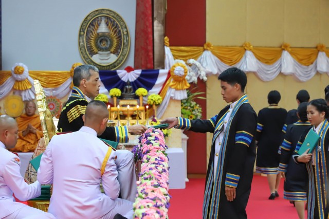 สมเด็จพระเจ้าอยู่หัวมหาวชิราลงกรณ บดินทรเทพยวรางกูร พระราชทานปริญญาบัตรแก่ผู้สำเร็จการศึกษาจากมหาวิทยาลัยราชภัฏพิบูลสงคราม และมหาวิทยาลัยราชภัฏเพชรบูรณ์ ประจำปีการศึกษา 2558 ถึง 2559