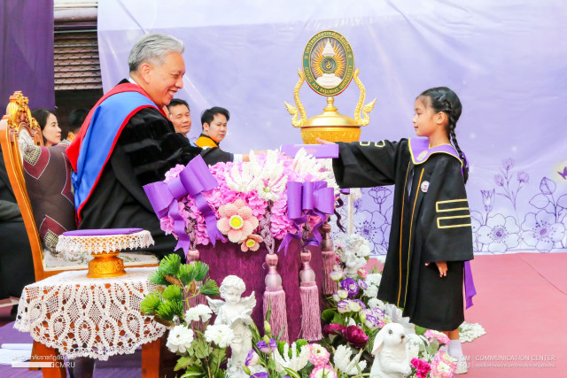 โรงเรียนสาธิตมหาวิทยาลัยราชภัฏเชียงใหม่ จัดพิธีมอบสัมฤทธิบัตร โล่ประกาศเกียรติคุณ และเกียรติบัตร นักเรียนที่สำเร็จการศึกษา และนักเรียนดีศรีสาธิต ประจำปีการศึกษา 2568