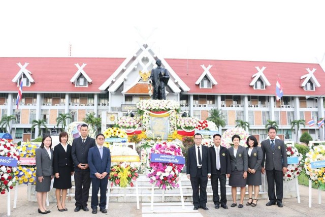 ผู้บริหาร มร.ชม. นำคณะอาจารย์และนักศึกษาภาควิชานิติศาสตร์ร่วมวางพวงมาลาเนื่องในวันรพี