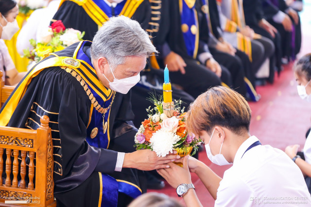 มหาวิทยาลัยราชภัฏเชียงใหม่ จัดพิธีรับเข็มตราพระราชลัญจกร พิธีไหว้ครู และพิธีกินอ้อผญา ประจำปีการศึกษา 2565