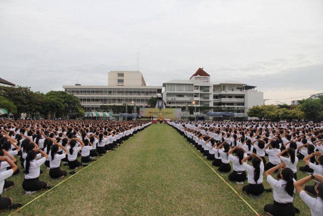 เฟรชชี่ ราชภัฏเชียงใหม่ กว่า 5,000 คน ร่วมพิธีอัญเชิญตราพระราชลัญจกร ประจำปีการศึกษา 2560 อย่างพร้อมเพรียง