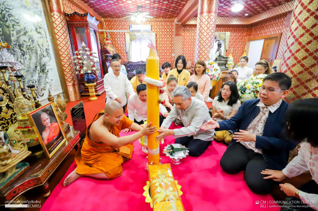 ผู้บริหารมหาวิทยาลัยราชภัฏเชียงใหม่ น้อมถวายเทียนพรรษา ณ วัดยางกวง เนื่องในประเพณีเข้าพรรษา ประจำปี 25658