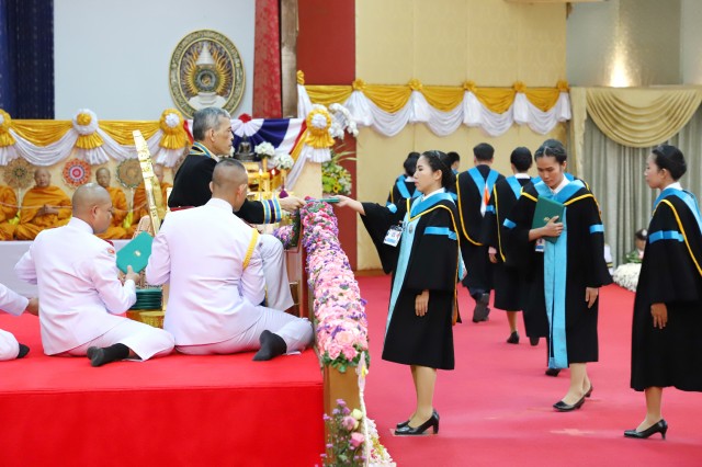 สมเด็จพระเจ้าอยู่หัวมหาวชิราลงกรณ บดินทรเทพยวรางกูร พระราชทานปริญญาบัตรแก่ผู้สำเร็จการศึกษาจากมหาวิทยาลัยราชภัฏเชียงราย ประจำปีการศึกษา 2558 ถึง 2559