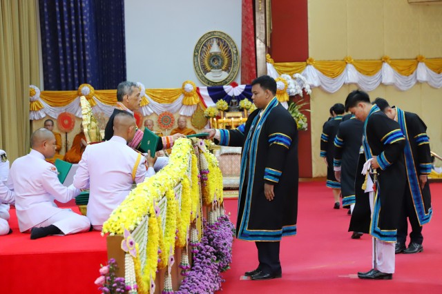 สมเด็จพระเจ้าอยู่หัวมหาวชิราลงกรณ บดินทรเทพยวรางกูร พระราชทานปริญญาบัตรแก่ผู้สำเร็จการศึกษาจากมหาวิทยาลัยราชภัฏอุตรดิตถ์ และมหาวิทยาลัยราชภัฏนครสวรรค์ ประจำปีการศึกษา 2558 ถึง 2559