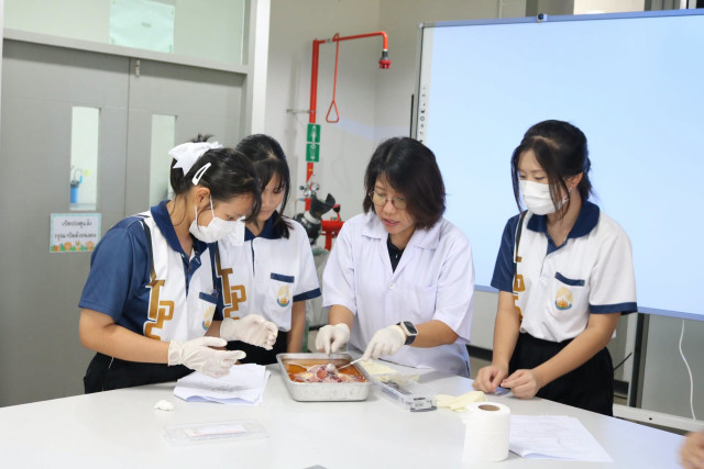 ม.ราชภัฏเชียงใหม่ เปิดห้องปฏิบัติการชีววิทยา  ต้อนรับนักเรียน รร.เวียงเจดีย์วิทยา เรียนรู้ “เซลล์ กายวิภาคสัตว์ และจุลชีววิทยา”