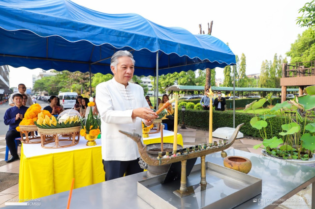 ม.ราชภัฏเชียงใหม่ ประกอบพิธีบวงสรวง กราบไหว้สิ่งศักดิ์สิทธิ์ประจำมหาวิทยาลัย  เพื่อความเป็นสิริมงคลแก่คณะกรรมการดำเนินงานฯ  ก่อนเข้าสู่พิธีพิธีพระราชทานปริญญาบัตร