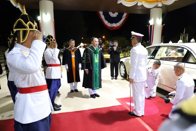 สมเด็จพระเจ้าอยู่หัวมหาวชิราลงกรณ บดินทรเทพยวรางกูร พระราชทานปริญญาบัตรแก่ผู้สำเร็จการศึกษาจากมหาวิทยาลัยราชภัฏกำแพงเพชร และมหาวิทยาลัยราชภัฏลำปาง ประจำปีการศึกษา 2558 ถึง 2559