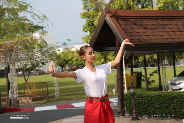 มีมี - กัลย์สุดา มิสแกรนด์เมียนมา ศิษย์เก่านาฏศิลป์ไทย เยือนราชภัฏเชียงใหม่  รำถวายองค์พระพิฆเนศวรเพื่อความเป็นสิริมงคล ก่อนบินลัดฟ้าไปถ่ายภาพยนตร์