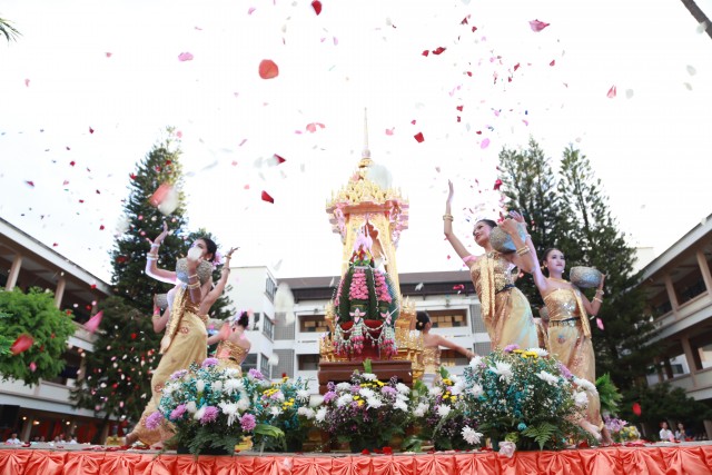 งานจุดเทียนผูกด้ายสายสัมพันธ์ นักศึกษาใหม่คณะมนุษยศาสตร์และสังคมศาสตร์ มร.ชม. ประจำปี 2559