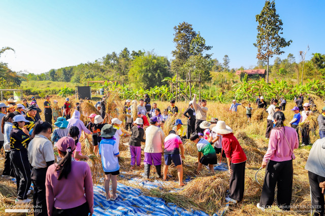มร.ชม. จัดกิจกรรม “ปลูกวันแม่ เกี่ยววันพ่อ สานต่อกิจกรรมเสริมวิชาชีพ” ครั้งที่ 6 