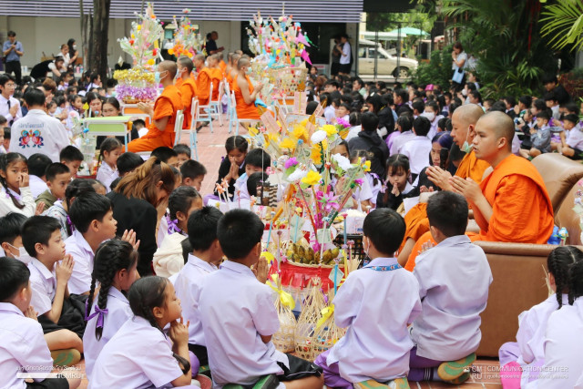 โรงเรียนสาธิตมหาวิทยาลัยราชภัฏเชียงใหม่ สืบสานประเพณีล้านนา จัดกิจกรรมตานก๋วยสลาก ประจำปี 2568