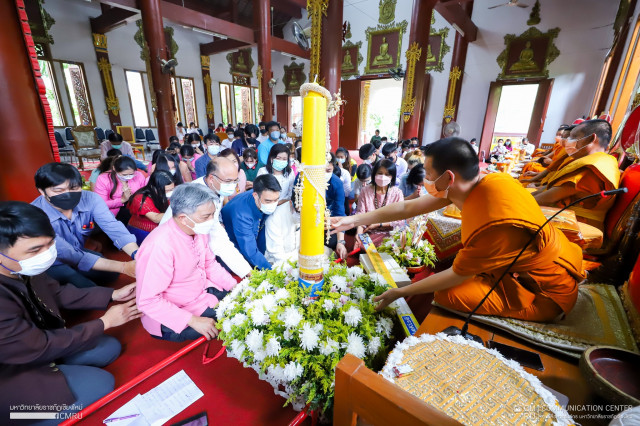 มหาวิทยาลัยราชภัฏเชียงใหม่ ถวายเทียนพรรษาเพื่อถวายเป็นพระราชกุศลแด่ พระบาทสมเด็จพระวชิรเกล้าเจ้าอยู่หัว ณ วัดเชียงโฉม เนื่องในประเพณีเข้าพรรษา ประจำปี 2565