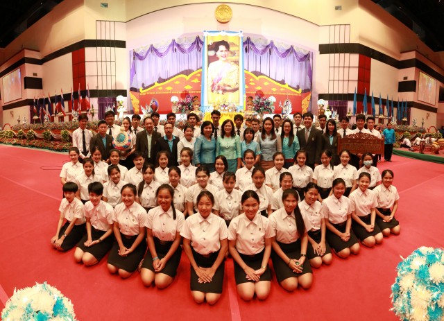 ผู้บริหารและนักศึกษา มร.ชม. ร่วมประกอบพิธีถวายพานพุ่มและจุดเทียนชัยถวายพระพร วันแม่แห่งชาติ
