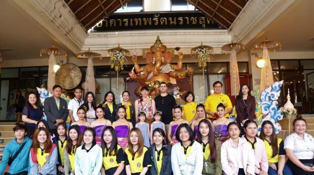 มหาวิทยาลัยราชภัฏเชียงใหม่  จัดทริป แอ่วข่วงผญา วันราชภัฏ  นำนักท่องเที่ยวเยี่ยมชมทิวทัศน์เมืองเชียงใหม่ เยือนถิ่นดำ – เหลือง ศึกษาศิลปะล้านนา สักการะพระพิฆเนศวร