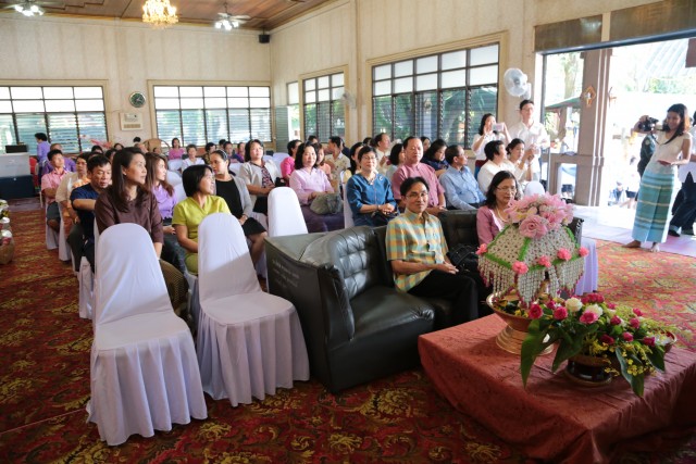 ผศ.ดร.สมบัติ สิงฆราช คณบดีคณะวิทยาการ พร้อมด้วยรองอธิการบดีฝ่ายวิชาการและรองอธิการบดีฝ่ายกิจการนักศึกษาร่วมทำบุญทอดกฐินสามัคคี ประจำปี 2558 ในโครงการ “วิทยาการจัดการสืบสานประเพณีทอดกฐิน”