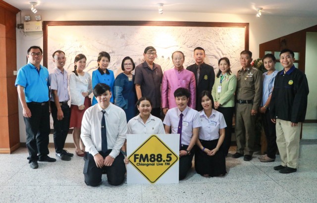 หน่วยงานร่วมผลิตรายการวิทยุ FM 88.50 MHz. เข้าสวัสดีปีใหม่ คณะผู้บริหาร มร.ชม.