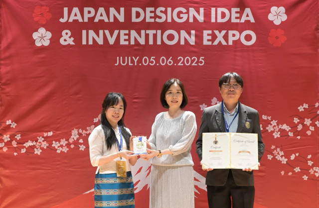 อาจารย์ นักศึกษา คณะเทคโนโลยีการเกษตร ม.ราชภัฏเชียงใหม่ คว้ารางวัลเหรียญทองระดับนานาชาติ JDIE 2025 ประเทศญี่ปุ่น ด้วย “นวัตกรรมอนุภาคไมโครน้ำมันสกัดจากพืชล้านนามะแขว่นและตะไคร้ต้นผสมผลิตภัณฑ์ทำความสะอาดสูตรอินทรีย์”