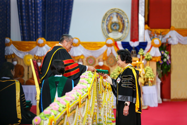องคมนตรี เป็นผู้แทนพระองค์ไปมอบปริญญาบัตรแก่ผู้สำเร็จการศึกษาจากมหาวิทยาลัยราชภัฏในเขตภาคเหนือ ประจำปีการศึกษา 2565 เป็นวันแรก
