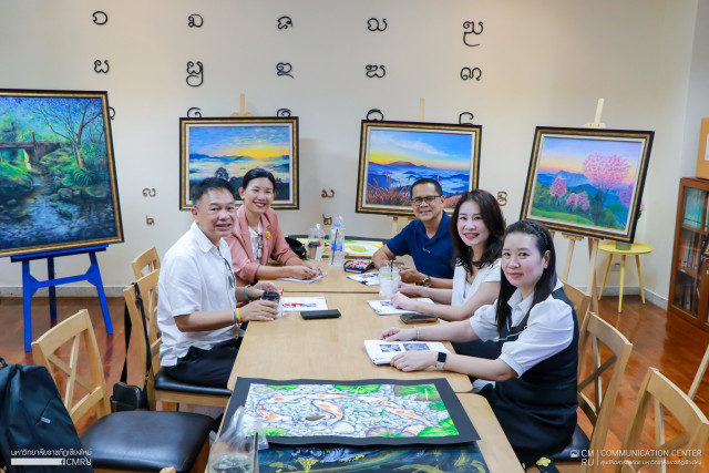 คณะกรรมการส่งเสริมกิจการ ม.ราชภัฏเชียงใหม่  ร่วมพิจารณาคัดเลือกผลงานศิลปะของนักศึกษา เพื่อนำไปเข้าร่วมกิจกรรม Coffee Talk  ในวันเสาร์ ที่ 15 พฤศจิกายน นี้