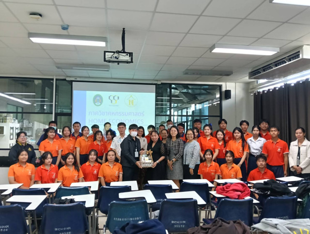 ภาควิชาคหกรรมศาสตร์ คณะวิทยาศาสตร์ฯ มร.ชม. เปิดครัวต้อนรับคณะครู นักเรียน โรงเรียนแม่ริมวิทยาคม เตรียมความพร้อมเพื่อการศึกษาต่อระดับอุดมศึกษา