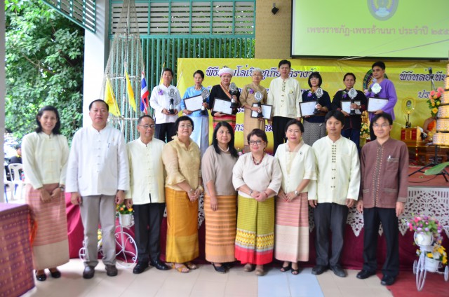 รองฯ รศ.น.สพ.ศุภชัย เป็นประธานเชิดชูเกียรติเพชรราชภัฏ-เพชรล้านนา พร้อมหล่อเทียนพรรษา 2558