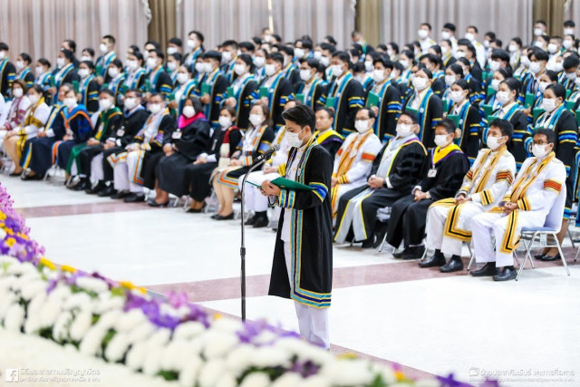 องคมนตรี เป็นผู้แทนพระองค์ไปมอบปริญญาบัตรแก่ผู้สำเร็จการศึกษาจากมหาวิทยาลัยราชภัฏในเขตภาคเหนือ ประจำปีการศึกษา 2565 เป็นวันที่สอง