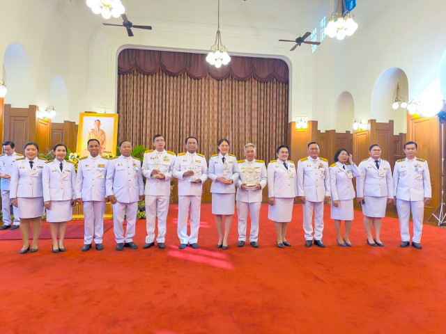 มหาวิทยาลัยราชภัฏเชียงใหม่ เข้ารับถ้วยรางวัลพระราชทานในการแข่งขันการเข้ารับพระราชทานปริญญาบัตรของมหาวิทยาลัยราชภัฏทั่วประเทศ ปีการศึกษา 2563-2564
